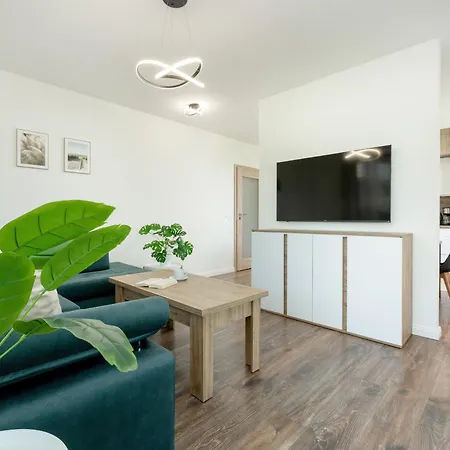 Duzy Z Parkingiem I Balkonem W Kolobrzegu By Renters Appartement